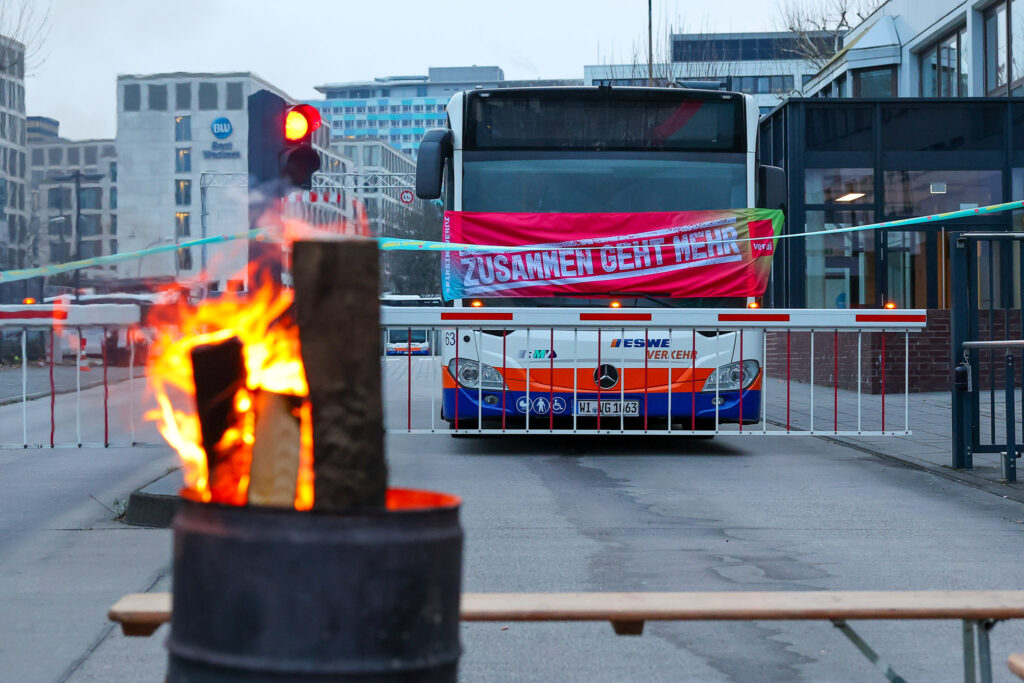 Warnstreik im öffentlichen Dienst in Hessen, ESWE Verkehr. Ein Bus steht in der Zufahrt zum Busbahnhof Depot der ESWE Verkehrsgesellschaft in der Gartenfeldstraße., Foto: Joerg Halisch
