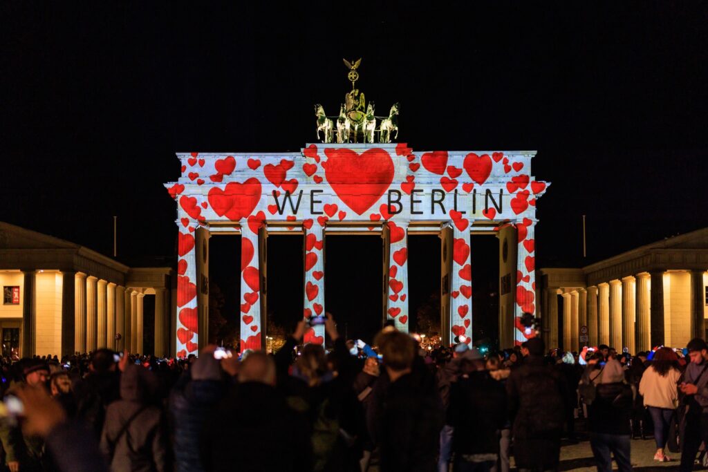 Berlin, 11.10.2024, Berlin Festival of Lights 2024, Lichtkunstinstallation und leuchtende Farbspiele am Brandenburger Tor., Foto: Joerg Halisch