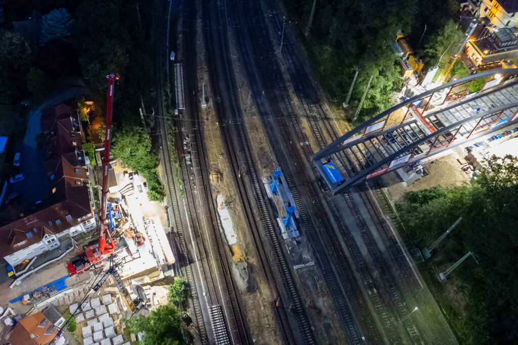 Eine neue Brücke wird über die Bahngleise in Niedernhausen errichtet. Foto: Jörg Halisch
