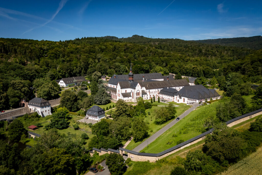Eltville am Rhein, Drohnenaufnahme vom Kloster Eberbach, Foto: Jörg Halisch