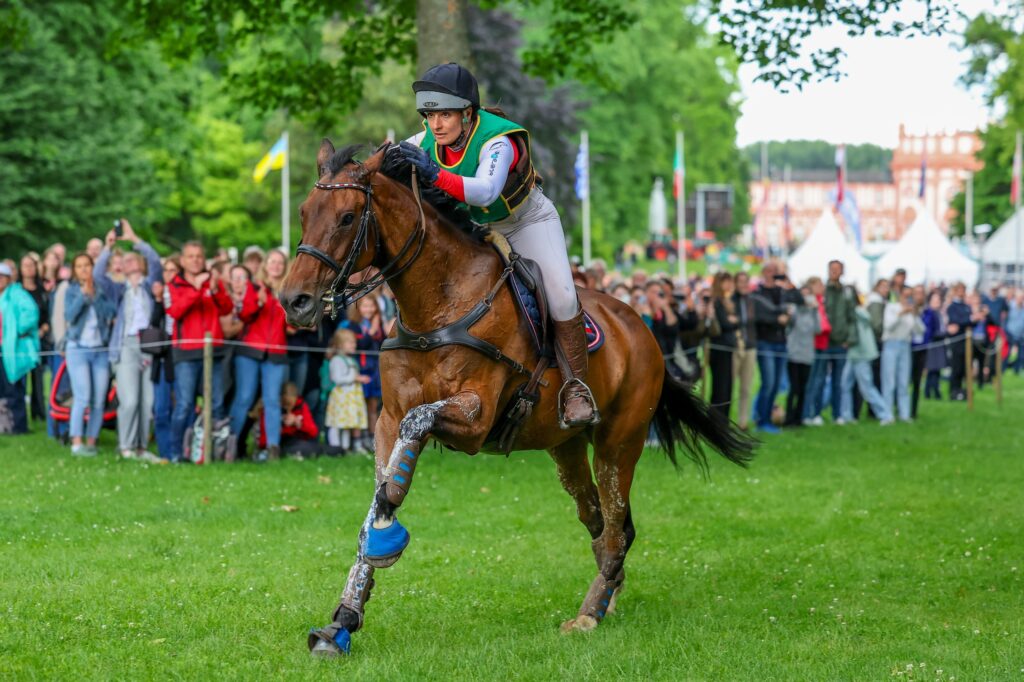 LONGINES PfingstTurnier Wiesbaden am 07.06.2025 im Schloßpark Biebrich Wiesbaden. Vier-Sterne-Vielseitigkeitsprüfung Geländeritt, Katrin Khoddam-Hazrati (AUT) auf Pippa 2., Foto: Joerg Halisch