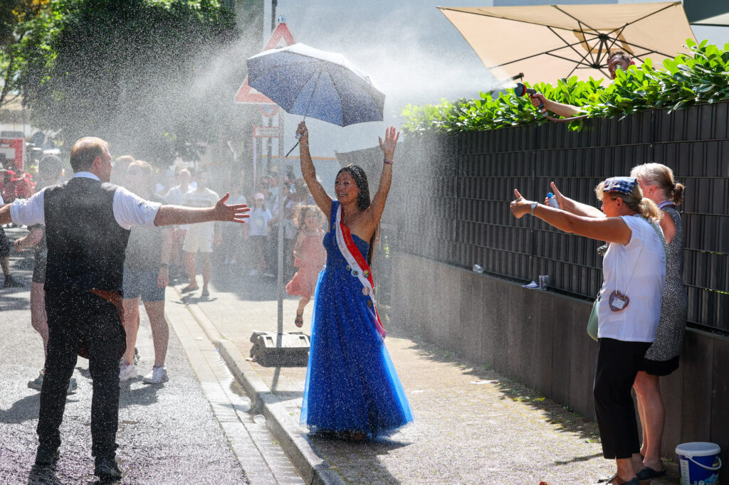Oberurseler Brunnenpaar 2025 mit willkomener Abkühlung beim Hessentagsumzug zum Abschluss des 62. Hessentag, 22.06.2025, Foto: Joerg Halisch.