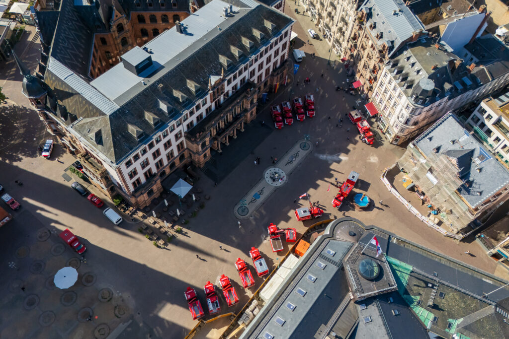 Wiesbaden, Schloßplatz, 10.05.2025, Fahrzeugübergabe von dreizehn GW-L KatS sowie den dazugehörigen Wechselmodulen mit Herrn Staatsminister Prof. Dr. Roman Poseck.