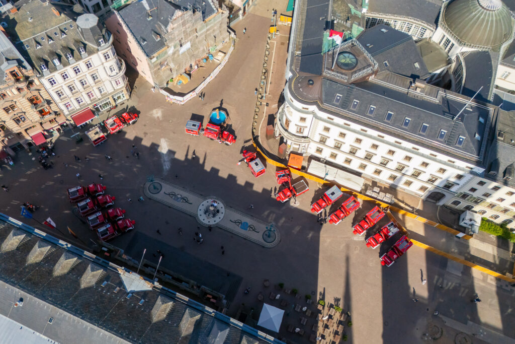 Wiesbaden, Schloßplatz, 10.05.2025, Fahrzeugübergabe von dreizehn GW-L KatS sowie den dazugehörigen Wechselmodulen mit Herrn Staatsminister Prof. Dr. Roman Poseck.