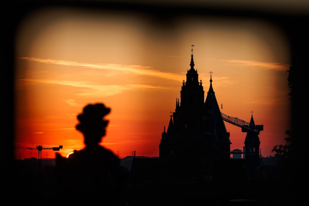 Sonnenaufgang in Mainz mit Blick auf den Mainzer Dom. Wetter in Deutschland am 1. Mai.