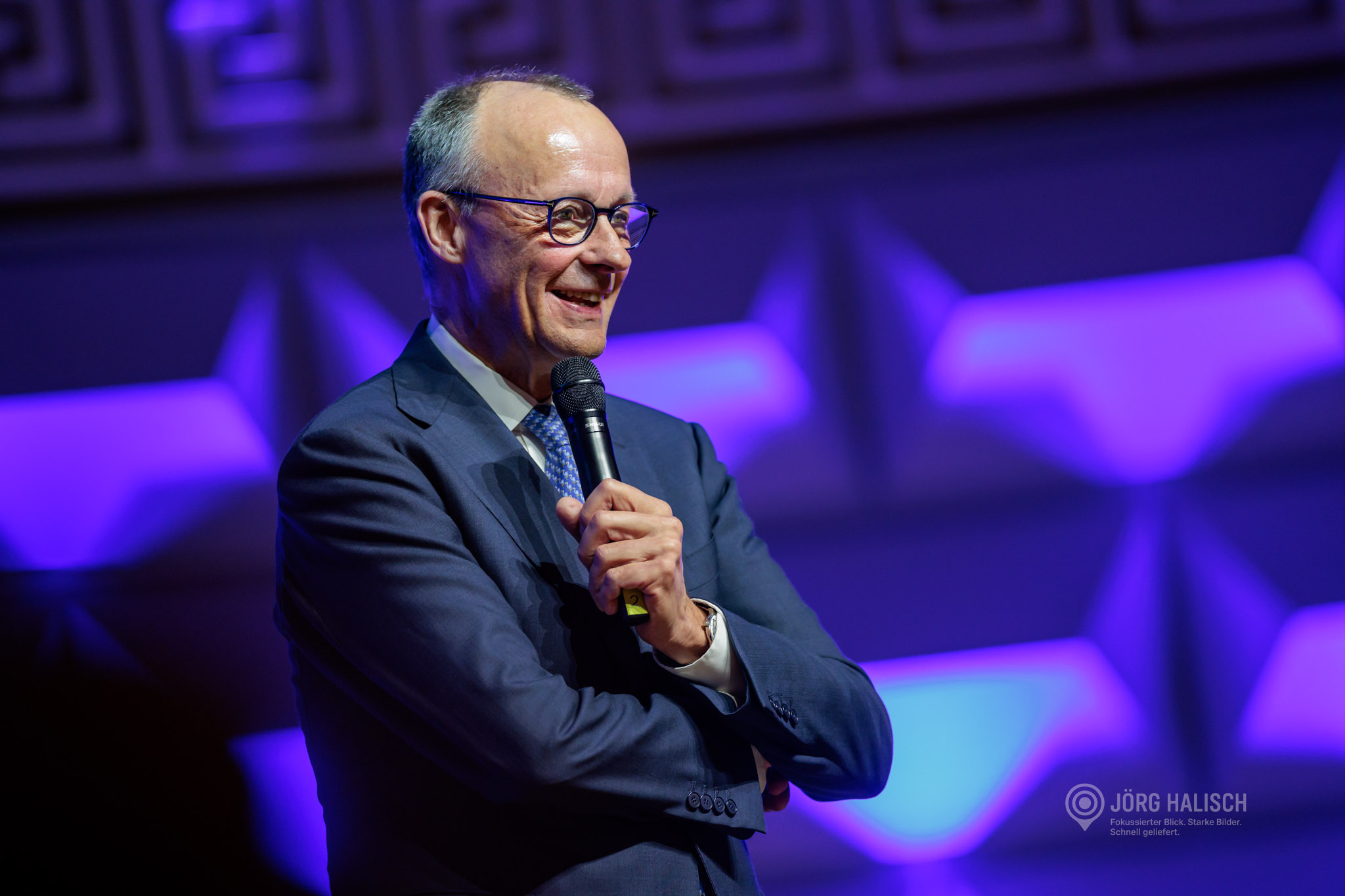 Bundeskanzler Friedrich Merz (CDU) spricht beim Festakt zum 75-jährigen Bestehen des Bundeskriminalamtes (BKA) im Kurhaus Wiesbaden.