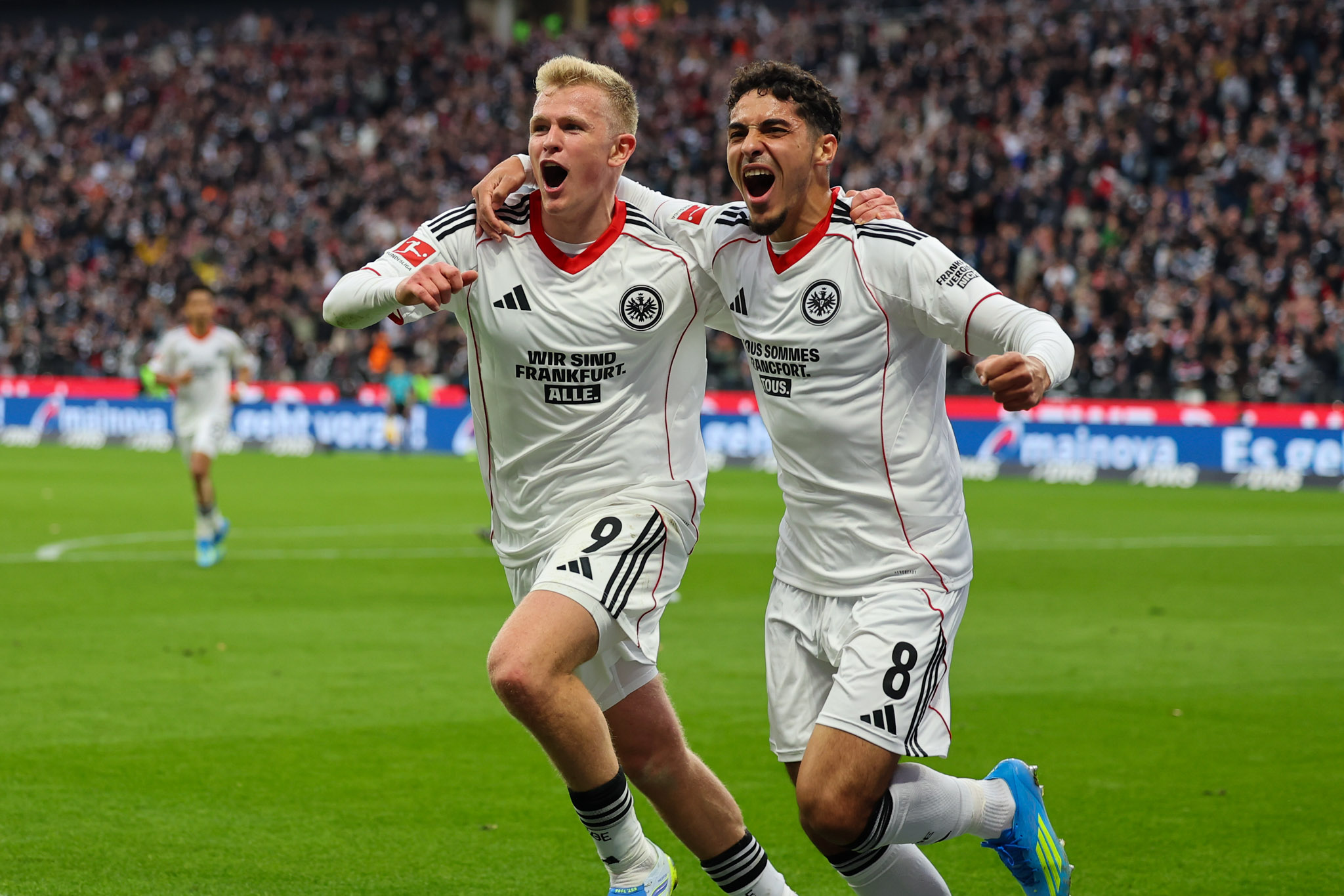 Frankfurt am Main, Deutsche Bank Park, 05.04.2026, Fußball Eintracht Frankfurt - 1. FC Köln. Torjubel, v.l. Jonathan Burkardt (Eintracht Frankfurt), Farès Chaibi (Eintracht Frankfurt)