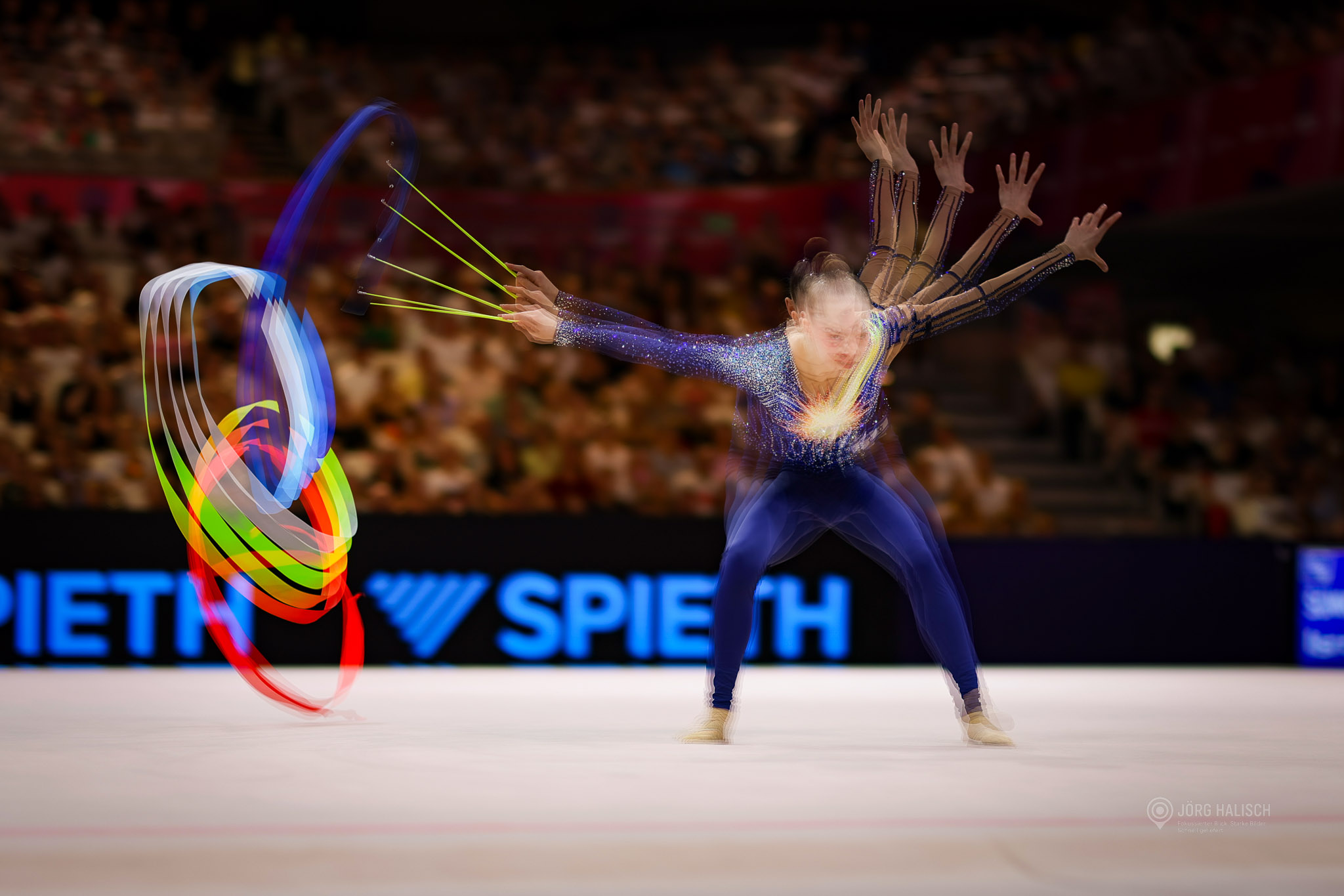 Sportgymnastin in blauem Wettkampfanzug zeigt eine spektakuläre Szene mit Band bei der Weltmeisterschaft der Rhythmischen Sportgymnastik in Frankfurt am Main 2026.