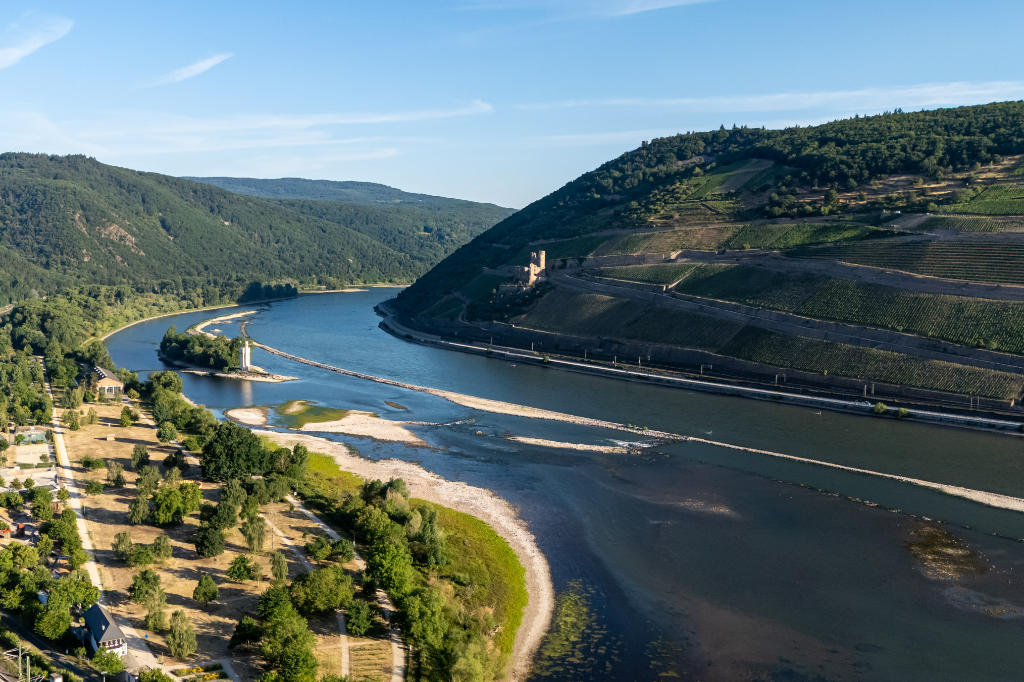 Drohnenaufnahme vom niedrigen Wasserstand am Rhein-Nahe-Eck in Bingen am Rhein.
