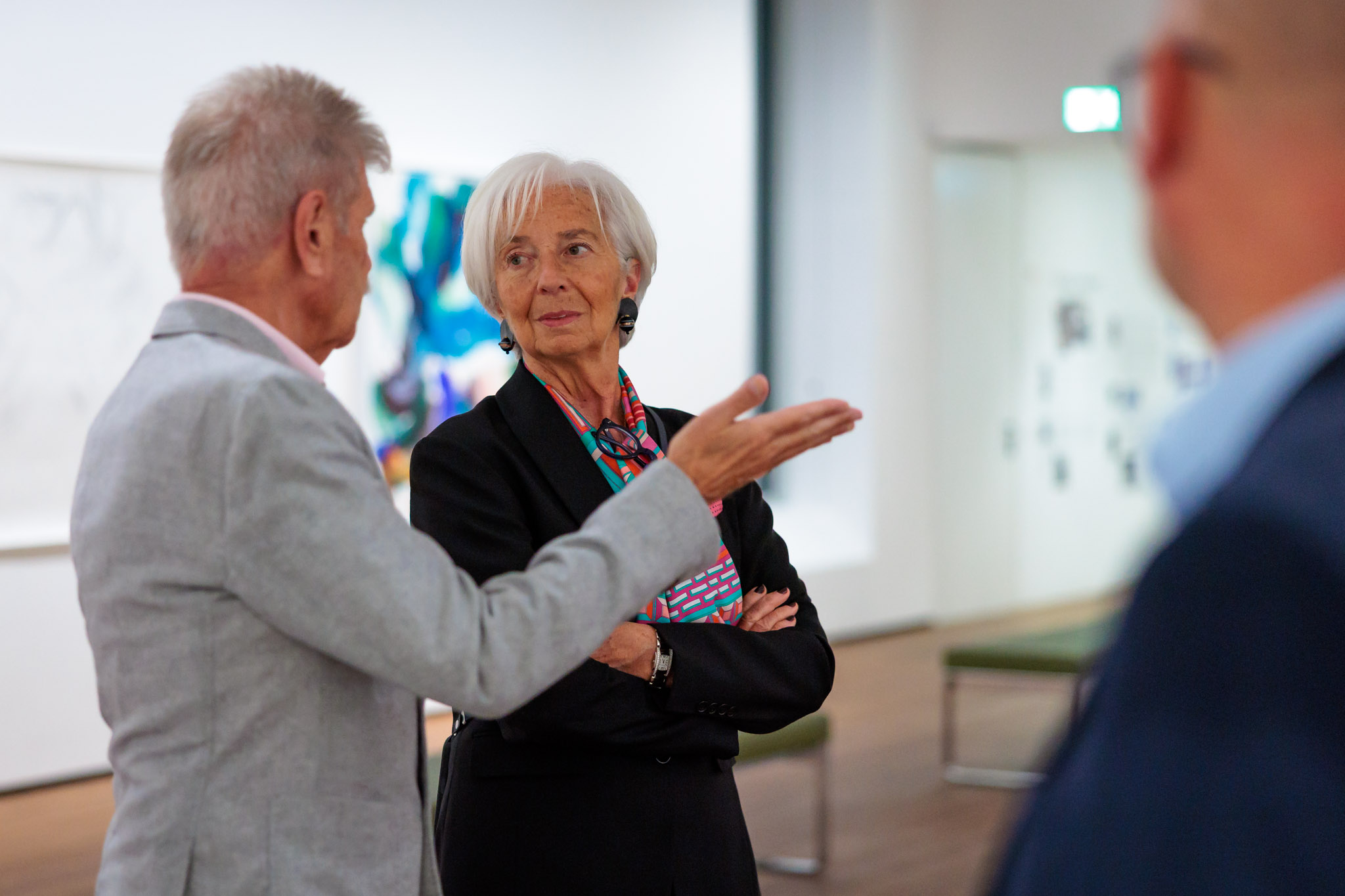 EZB-Präsidentin Christine Lagarde zu Besuch im Museum Reinhard Ernst Gespräch zwischen zwei Gästen während eines Rundgangs durch das Museum Reinhard Ernst in Wiesbaden. Im Hintergrund sind großformatige abstrakte Kunstwerke zu sehen.