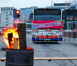 Warnstreik im öffentlichen Dienst in Hessen, ESWE Verkehr. Ein Bus steht in der Zufahrt zum Busbahnhof Depot der ESWE Verkehrsgesellschaft in der Gartenfeldstraße., Foto: Joerg Halisch Warnstreik im öffentlichen Dienst in Hessen, ESWE Verkehr. Ein Bus steht in der Zufahrt zum Busbahnhof Depot der ESWE Verkehrsgesellschaft in der Gartenfeldstraße., Foto: Joerg Halisch