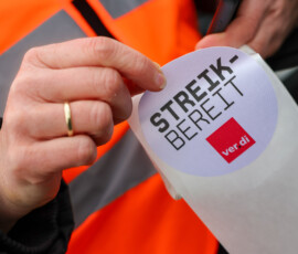 Eine Frau zieht einen Verdi Aufkleber „Streik-Bereit“ vom Papier. Warnstreik im öffentlichen Dienst in Rheinland-Pfalz, Kundgebung Verdi, Malakoff-Terrasse, Mainz., Foto: Joerg Halisch Eine Frau zieht einen Verdi Aufkleber „Streik-Bereit“ vom Papier. Warnstreik im öffentlichen Dienst in Rheinland-Pfalz, Kundgebung Verdi, Malakoff-Terrasse, Mainz., Foto: Joerg Halisch
