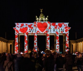 Berlin, 11.10.2024, Berlin Festival of Lights 2024, Lichtkunstinstallation und leuchtende Farbspiele am Brandenburger Tor., Foto: Joerg Halisch Berlin, 11.10.2024, Berlin Festival of Lights 2024, Lichtkunstinstallation und leuchtende Farbspiele am Brandenburger Tor., Foto: Joerg Halisch