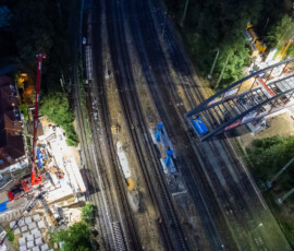 Eine neue Brücke wird über die Bahngleise in Niedernhausen errichtet. Foto: Jörg Halisch