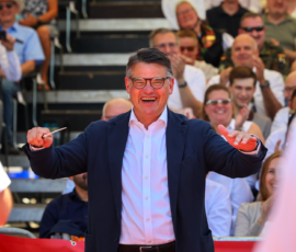 Ministerpräsident Boris Rhein dirigiert das Landespolizeiorchester beim Hessentagsumzug zum Abschluss des 62. Hessentag. Ministerpräsident Boris Rhein dirigiert das Landespolizeiorchester beim Hessentagsumzug zum Abschluss des 62. Hessentag., Foto: Joerg Halisch