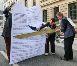 Zwei Teilnehmerinnen der Kundgebung gegen Hochschul-Kürzungen zerschneiden symbolisch den Koalitionsvertrag zwischen CDU und SPD vor dem Hessischen Ministerium für Wissenschaft und Forschung, Kunst und Kultur. Zwei Teilnehmerinnen der Kundgebung gegen Hochschul-Kürzungen zerschneiden symbolisch den Koalitionsvertrag zwischen CDU und SPD vor dem Hessischen Ministerium für Wissenschaft und Forschung, Kunst und Kultur.