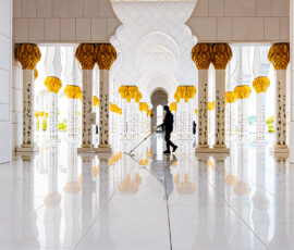 Abu Dhabi, Scheich-Zayid-Moschee, 18.01.2024, Kreuzfahrt Dubai-Abu Dahbi-Doha-Dubai, Eine der größten Moscheen der Welt mit 82 weißen Kuppeln unterschiedlicher Größe. Abu Dhabi, Scheich-Zayid-Moschee, 18.01.2024, Kreuzfahrt Dubai-Abu Dahbi-Doha-Dubai, Eine der größten Moscheen der Welt mit 82 weißen Kuppeln unterschiedlicher Größe.