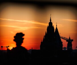 Sonnenaufgang in Mainz mit Blick auf den Mainzer Dom. Wetter in Deutschland am 1. Mai. Sonnenaufgang in Mainz mit Blick auf den Mainzer Dom. Wetter in Deutschland am 1. Mai.